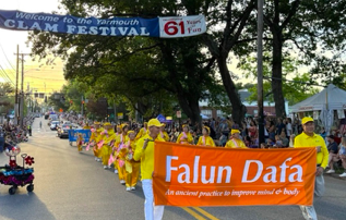 Image for article Hüfttrommel-Gruppe bringt Freude in Küstenstadt bei Parade in Maine