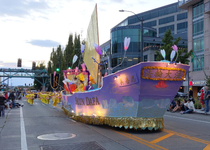 Image for article Seattle: Festwagen der Falun-Dafa-Praktizierenden bereichert Seafair-Parade seit über 20 Jahren mit seinem Glanz