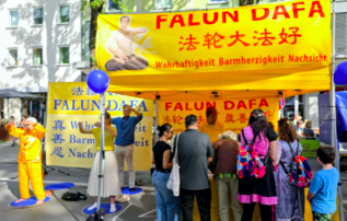 Image for article „Ich habe von Herzen unterschrieben“ – Unterstützung für Falun Dafa auf einem Münchner Straßenfest