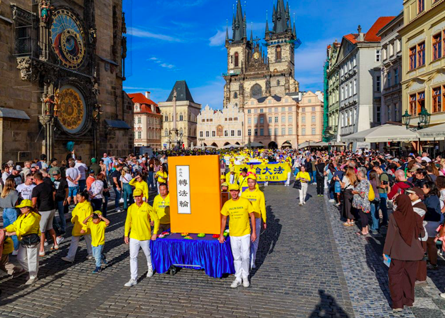 Image for article Parade mit Falun-Dafa-Praktizierenden aus ganz Europa in Prag – Touristen schauen fasziniert zu