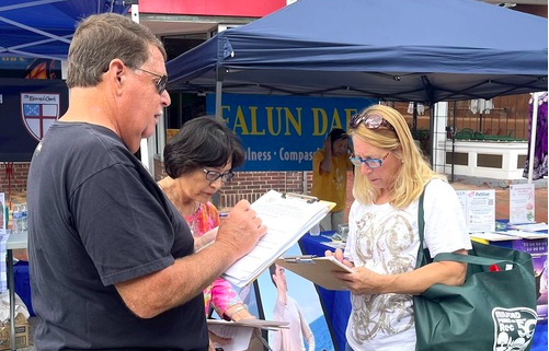 Image for article USA: „Euer Engagement ist äußerst wichtig“ – Milfords Festivalbesucher unterschreiben Gesetzesentwurf gegen die Verfolgung