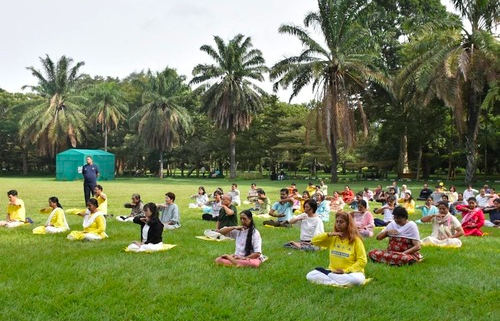 Image for article Zum Unabhängigkeitstag: Besucher einer Blumenschau in Bengaluru lernen Falun Dafa kennen