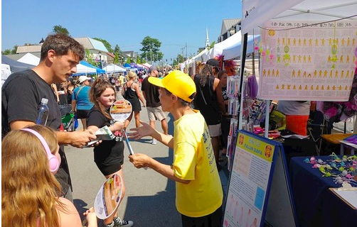 Image for article Kentucky: Besucher eines Straßenfestes unterstützen die Bemühungen, die Verfolgung von Falun Dafa zu beenden