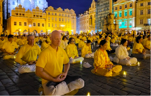 Image for article Prag: Einheimische und Touristen verurteilen die Verfolgung von Falun Dafa in China