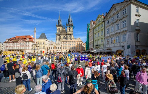 Image for article Prag: Öffentliche Unterstützung für Parade und Kerzenlicht-Mahnwache