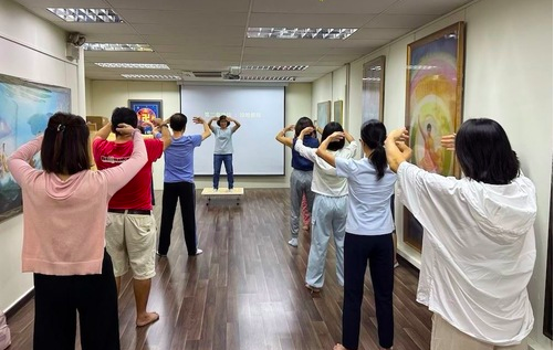 Image for article Neun-Tage-Seminar in Singapur: Nach Jahren des Wartens begannen sie, Falun Dafa zu praktizieren