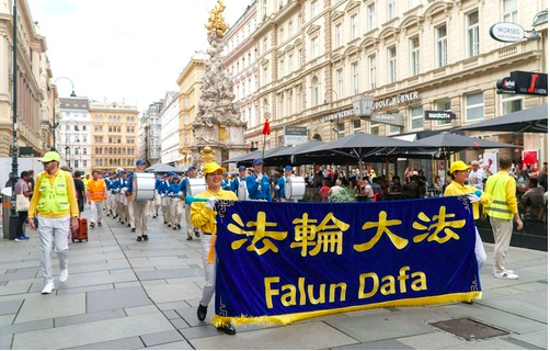Image for article Kraftvolle Klänge bei Parade durch Wien richten Aufmerksamkeit auf Falun Dafa und die Verfolgung