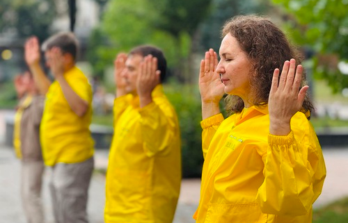 Image for article Ukraine: Falun-Dafa-Praktizierende bringen Hoffnung und Frieden zum Stadtfest von Winnyzja