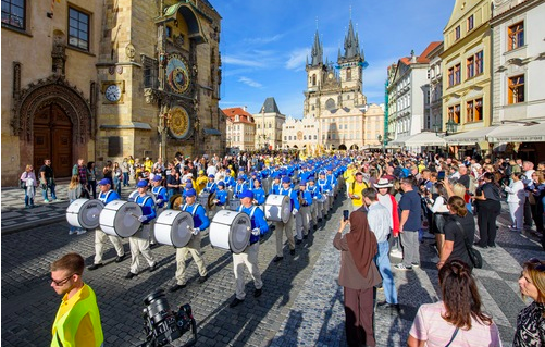 Image for article Zwei Paraden durch Prag – viel Zuspruch seitens der Öffentlichkeit