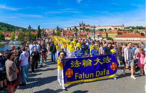 Image for article „Friedlich, eine sehr positive Energie“ – Touristen in Prag angetan von Falun Dafa und seinen Kernwerten