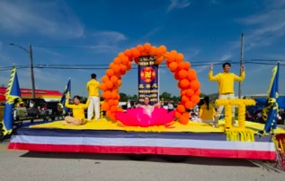 Image for article Texas, USA: Herzlicher Empfang für Falun-Dafa-Praktizierende beim Umzug des Fort Bend County Volksfestes