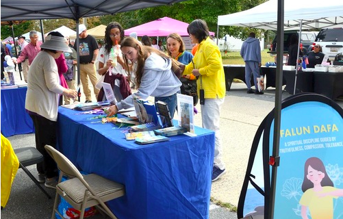 Image for article Vorstellung von Falun Dafa auf dem „Apple Scrapple Festival“