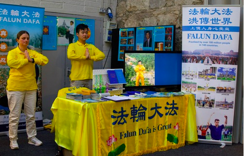 Image for article Dublin: Besucher einer Gesundheitsmesse nutzen Gelegenheit, die Falun-Dafa-Übungen zu erlernen