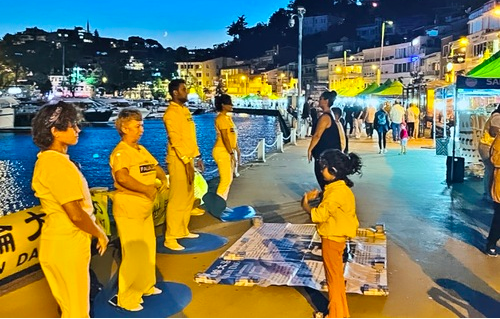 Image for article Bewohner Istanbuls lernen an der Küstenpromenade Falun Dafa kennen