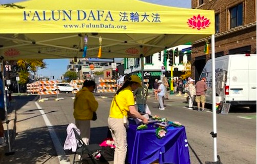Image for article USA: Praktizierende stellen Falun Dafa bei „Open Streets Hennepin“ in Minnesota vor