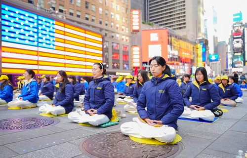 Image for article „Absolut inspirierend“ – friedliche Atmosphäre auf dem Times Square durch die Falun-Dafa-Übungen