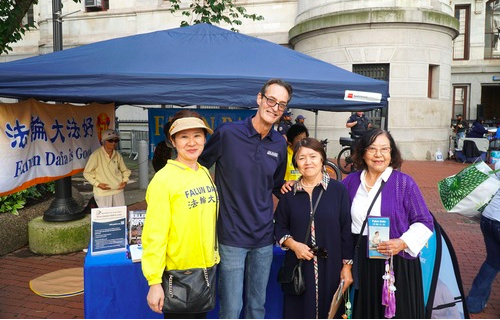 Image for article Stadtratsmitglied aus Philadelphia unterstützt Falun Dafa auf „Wellness Expo“