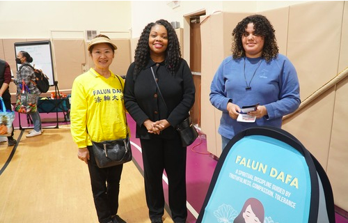 Image for article Philadelphia: Ausprobieren der Falun-Dafa-Übungen auf der „Women’s Health & Wellness Fair“