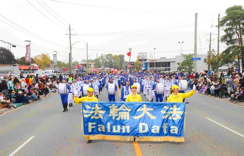 Image for article „Sie sind großartig“ – Jubel bei Auftritt der Tian Guo Marching Band bei kanadischer Waterloo-Parade zum Erntedankfest