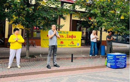 Image for article Ukraine: Praktizierende stellen beim „Tag der Stadt“ Falun Dafa in Luzk und Chmelnyzkyj vor